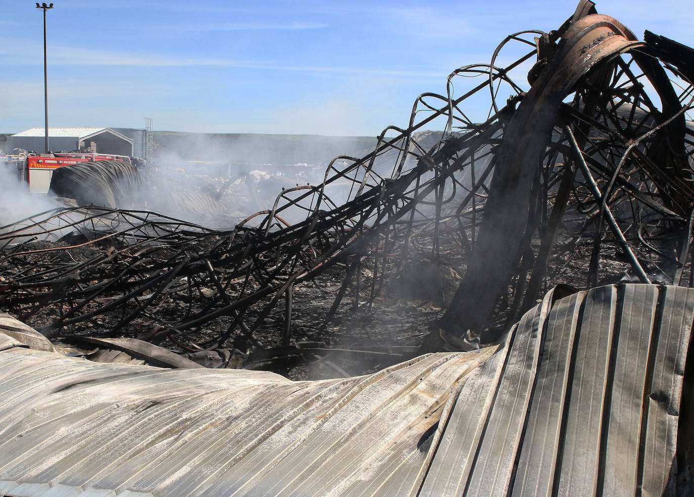 Los bomberos aún actuaban a primera hora de la mañana en los restos del incendio de la nave. 