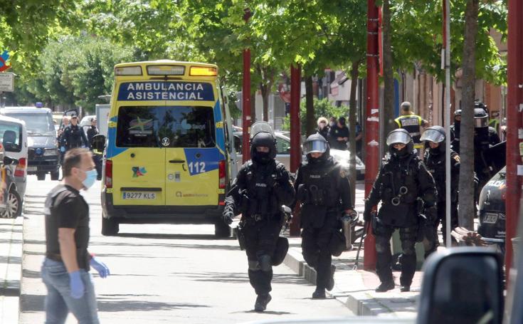 Los GEO reducen al hombre atrincherado con dos escopetas en Valladolid