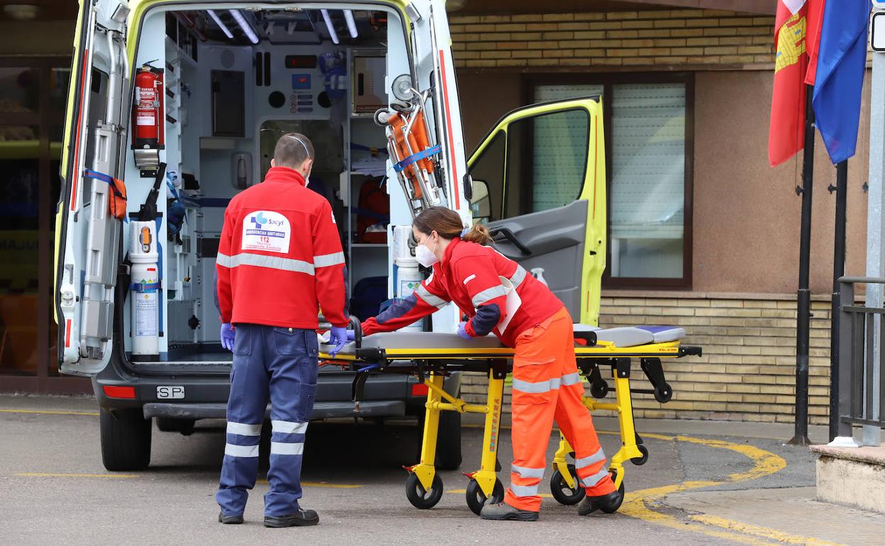 Personal de una ambulancia, en el Clínico.