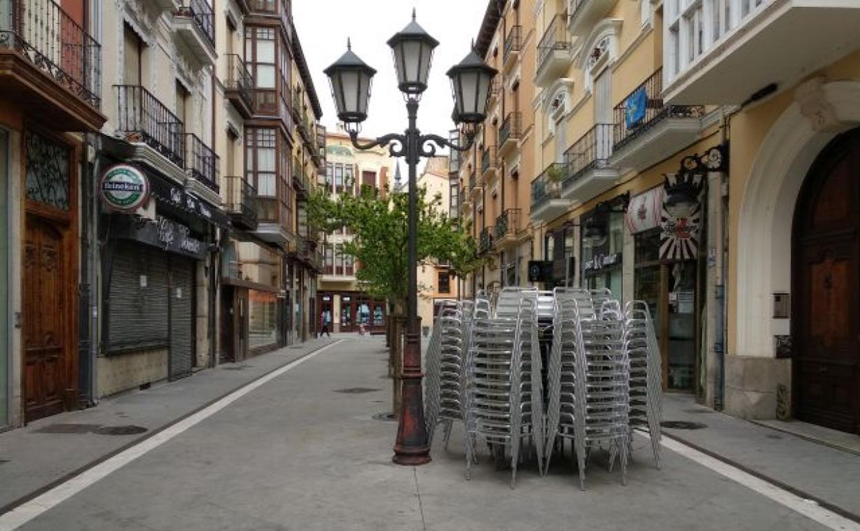 Una calle del centro de Zamora con la terraza de un establecimiento hostelero recogida. 