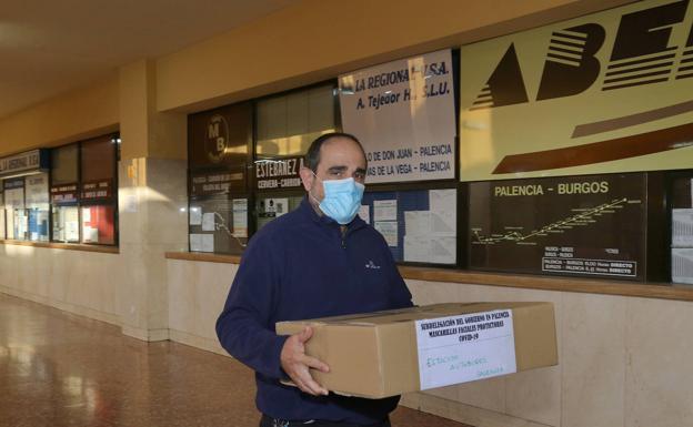 Entrega de mascarillas en la Estación de Autobuses de Palencia. 