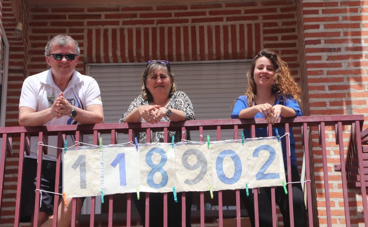 Raquel García (a la derecha), con sus padres, Juan Carlos y Montserrat, en su balcón. 