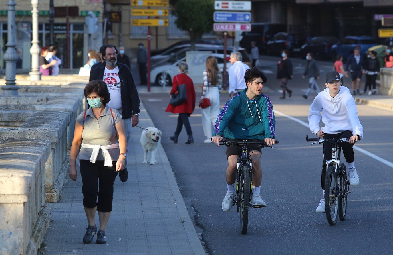 El comercio despierta ligeramente en la segunda jornada de la desescalada.