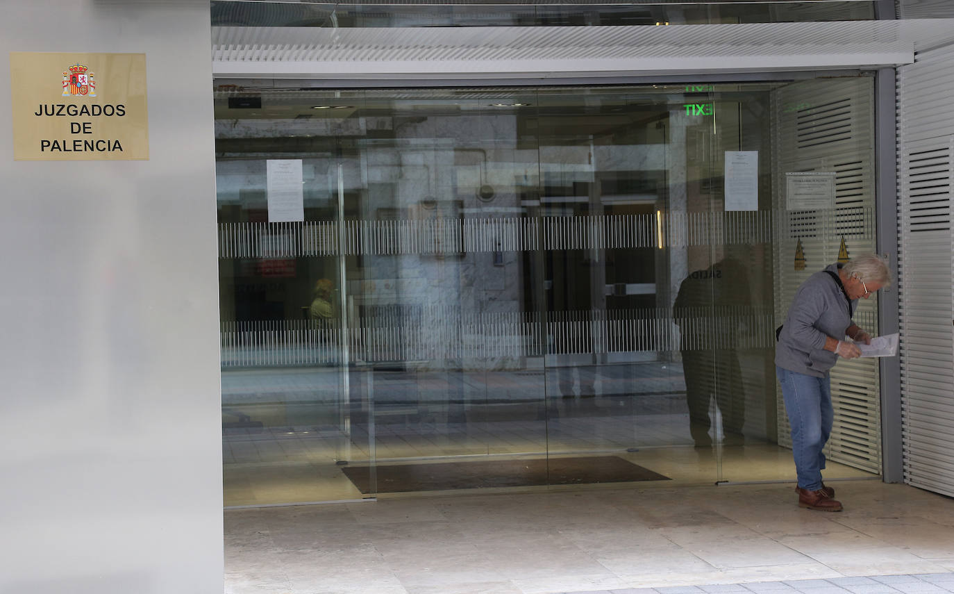 El comercio despierta ligeramente en la segunda jornada de la desescalada.