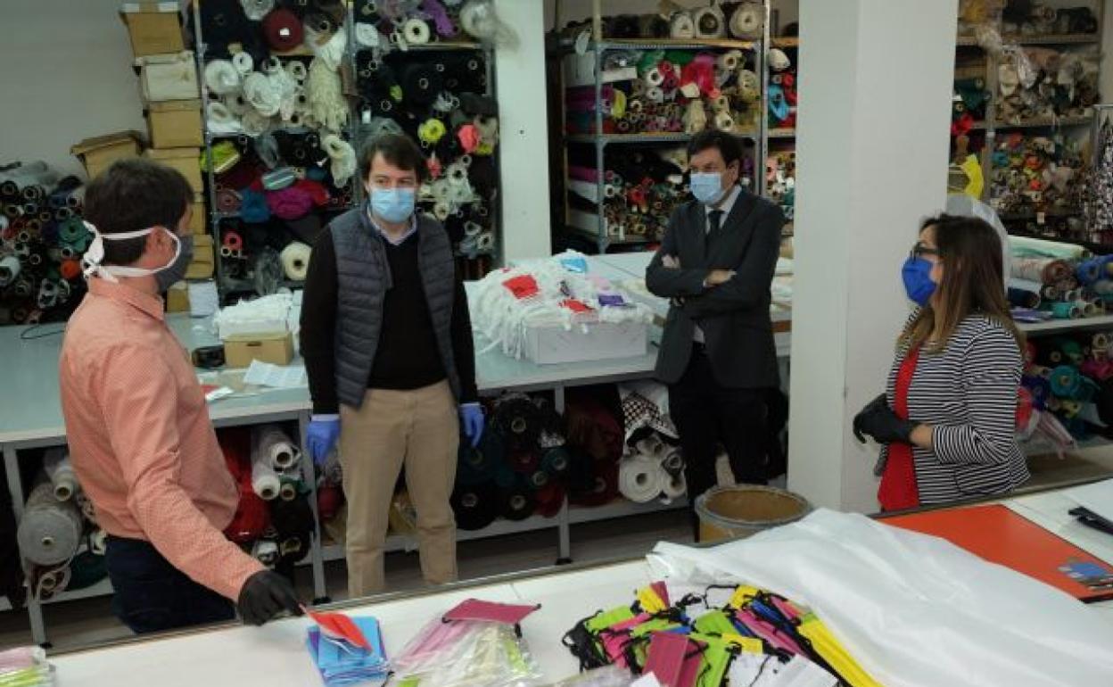 El presidente de la Junta, Alfonso Fernández Mañueco, durante la visita a las instalaciones de la empresa de moda Ángel Iglesias. 