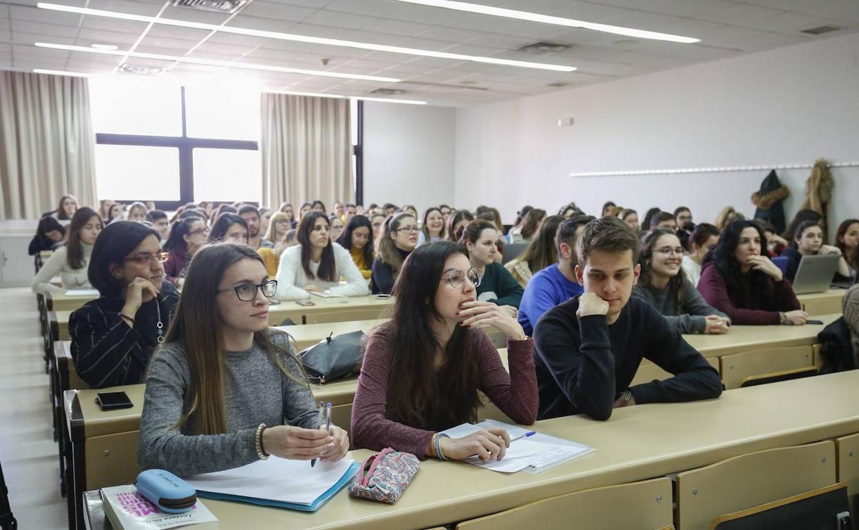 Estudiantes universitarios asisten a clase en una facultad del Campus Unamuno. 