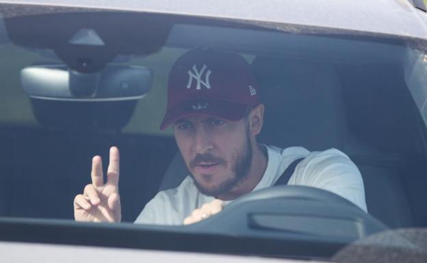 Imagen principal - Hazard, Bale y Rodrygo, a su llegada a Valdebebas. 