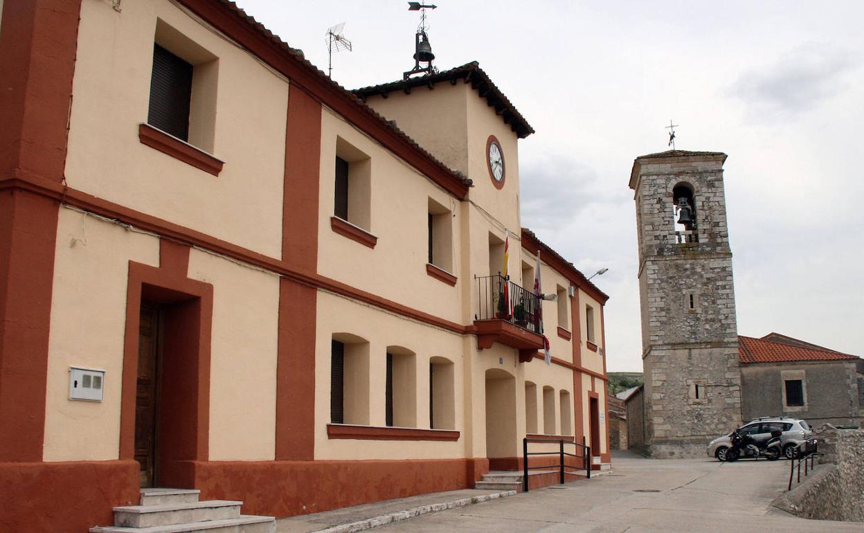 Ayuntamiento e iglesia de Sacramenia, en la provincia de Segovia. 