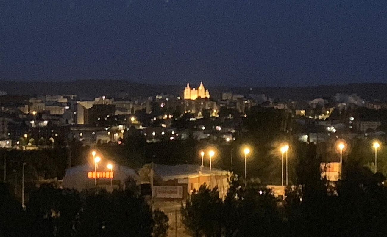 Vista nocturna de León desde la barriada de Oteruelo