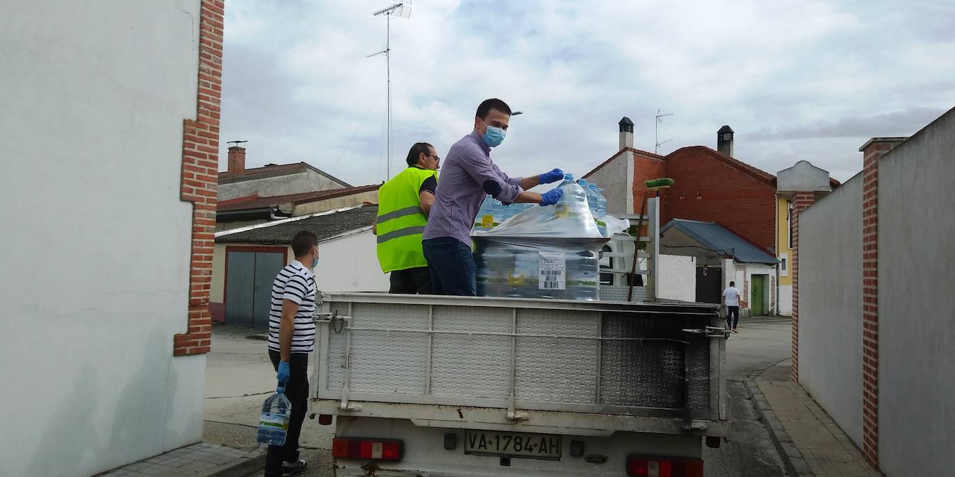 Los altos niveles de cloro han obligado a distribuir agua potable en el municipio vallisoletano de Alcazarén. 