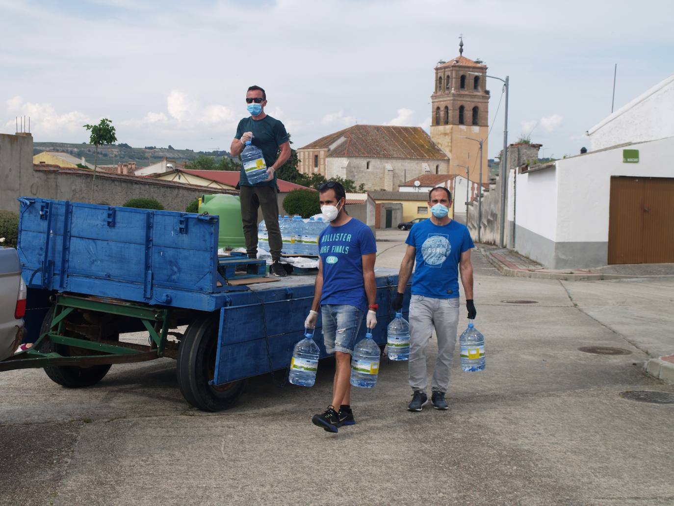 Los altos niveles de cloro han obligado a distribuir agua potable en el municipio vallisoletano de Alcazarén. 