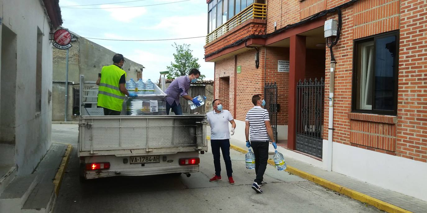 Los altos niveles de cloro han obligado a distribuir agua potable en el municipio vallisoletano de Alcazarén. 