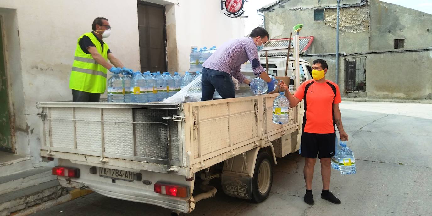 Los altos niveles de cloro han obligado a distribuir agua potable en el municipio vallisoletano de Alcazarén. 