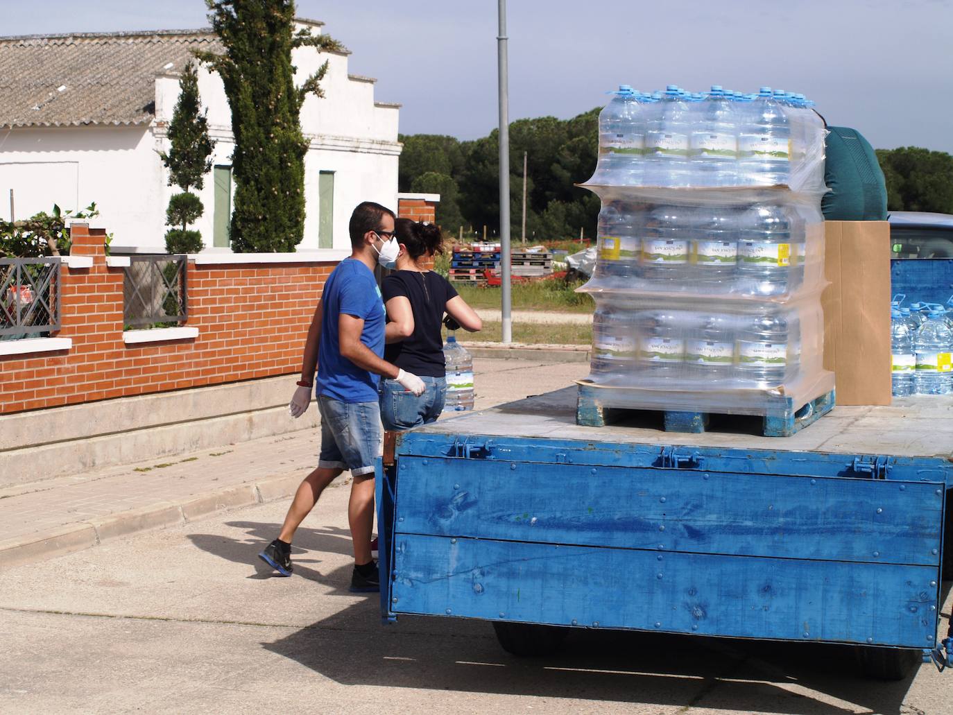 Los altos niveles de cloro han obligado a distribuir agua potable en el municipio vallisoletano de Alcazarén. 