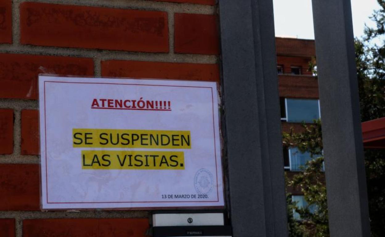 Entrada a la Residencia de La Beneficencia, en Valladolid, a finales de marzo