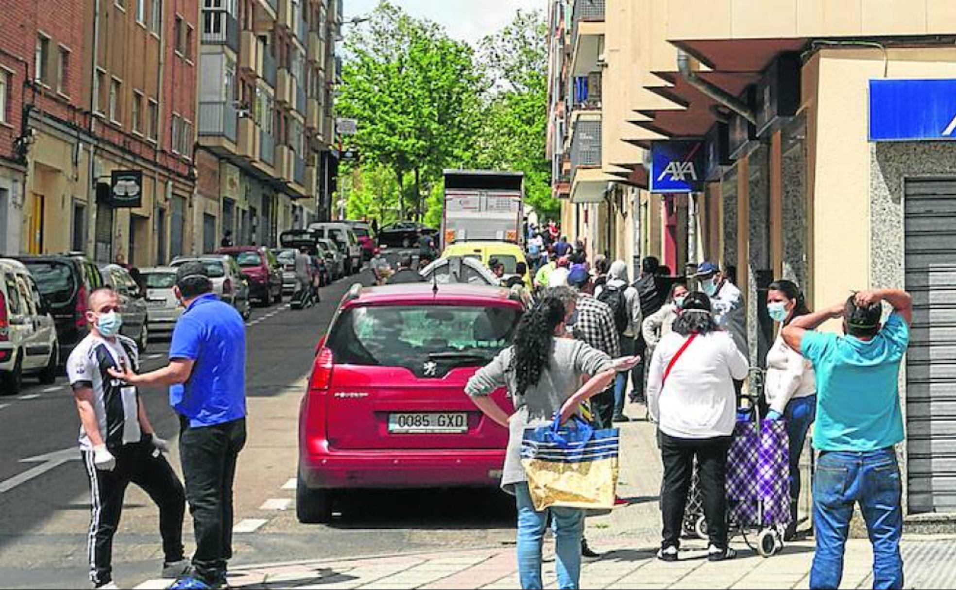 Imagen de la fila de personas que esperaba ayer el reparto de alimentos en el entorno de Cajas Solidarias. 