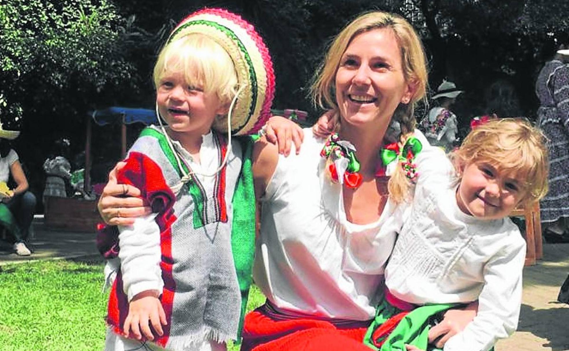 Marta Martín posa con sus dos hijos en una fiesta.