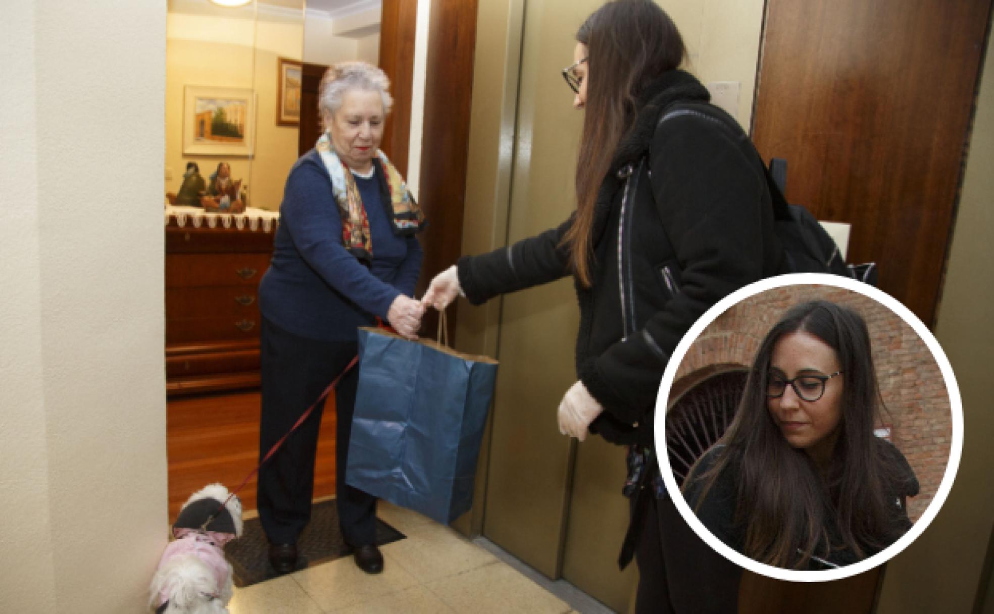 Inma González entrega la bolsa de la compra a Jesusa de la Fuente antes de sacar a su perra Luna.
