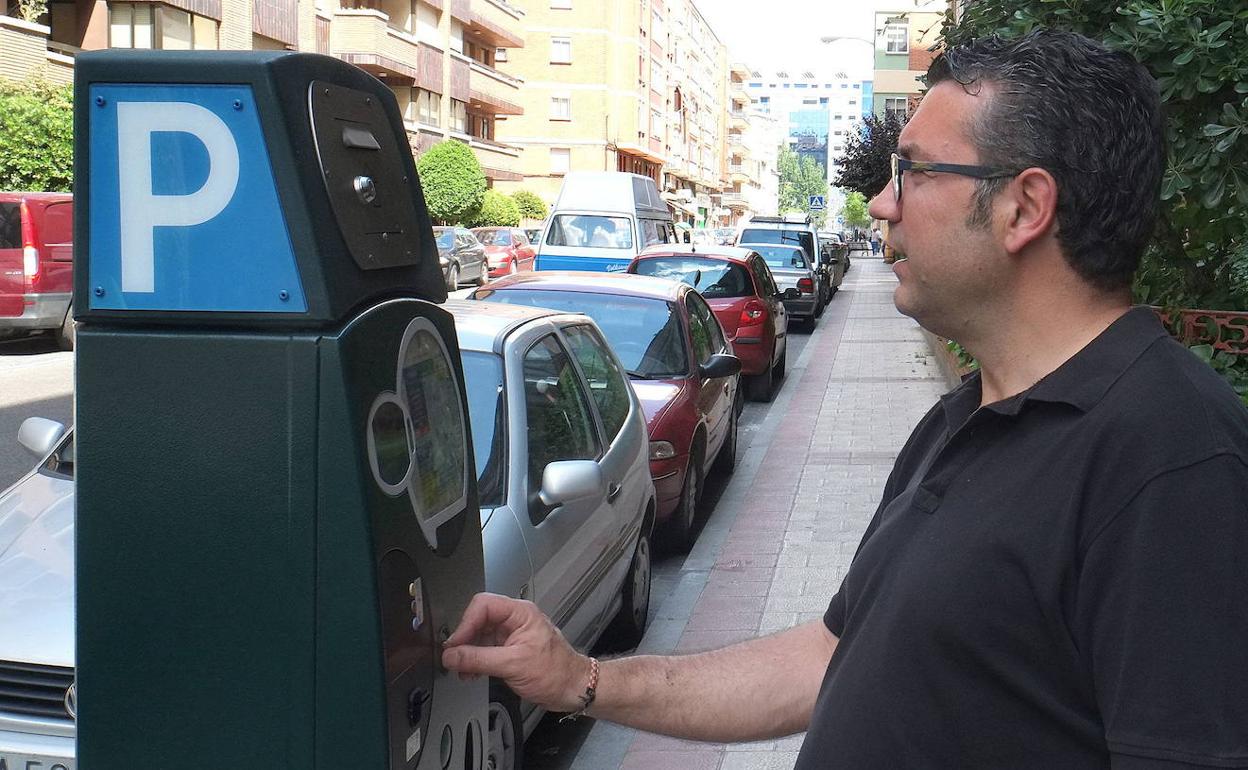 Un usuario paga la zona azul, en Valladolid. 