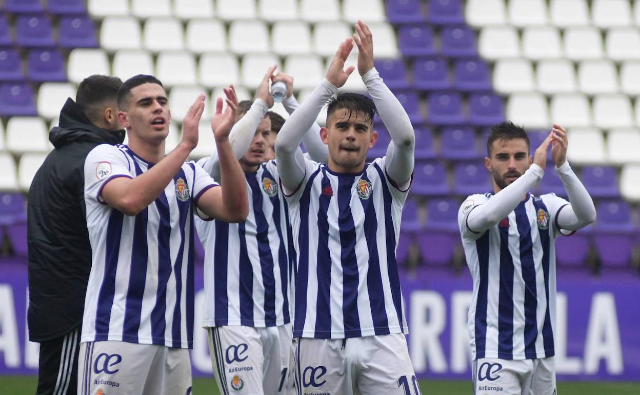 Miguel, Kuki Zalazar, Doncel y Alende celebran una victoria del filial en el estadio Zorrilla. 