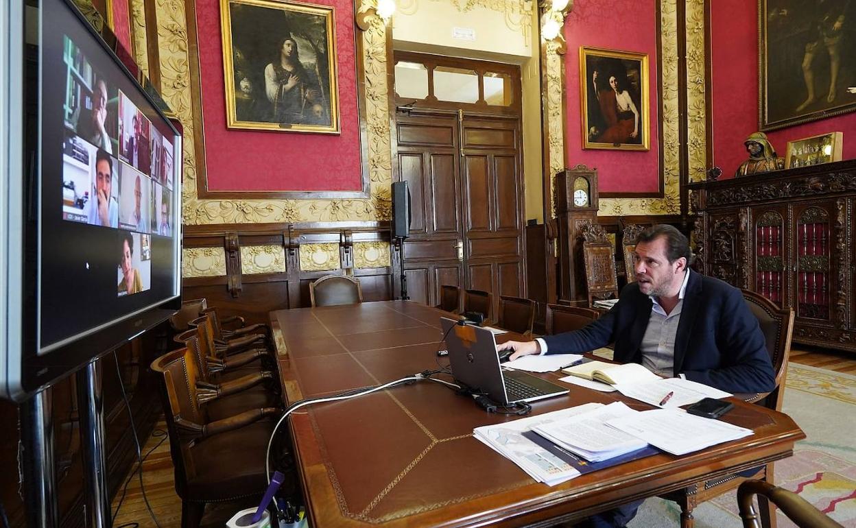 El alcalde, Óscar Puente, durante la Comisión de Hacienda en la que se aprobó la partida. 