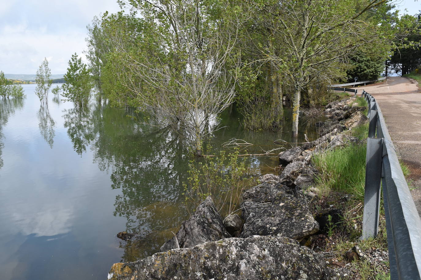 Un hombre contempla el embalse.