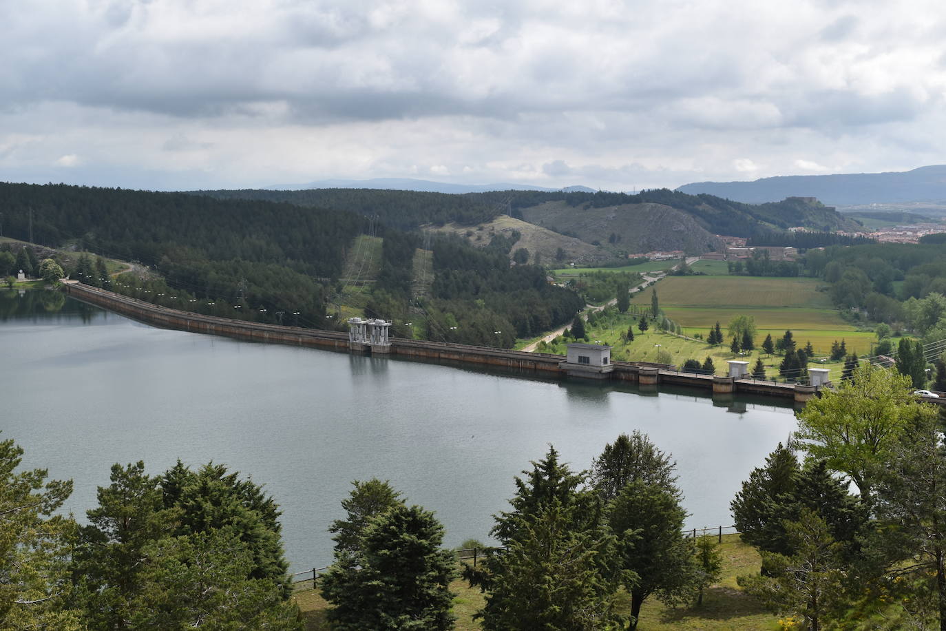 Un hombre contempla el embalse.