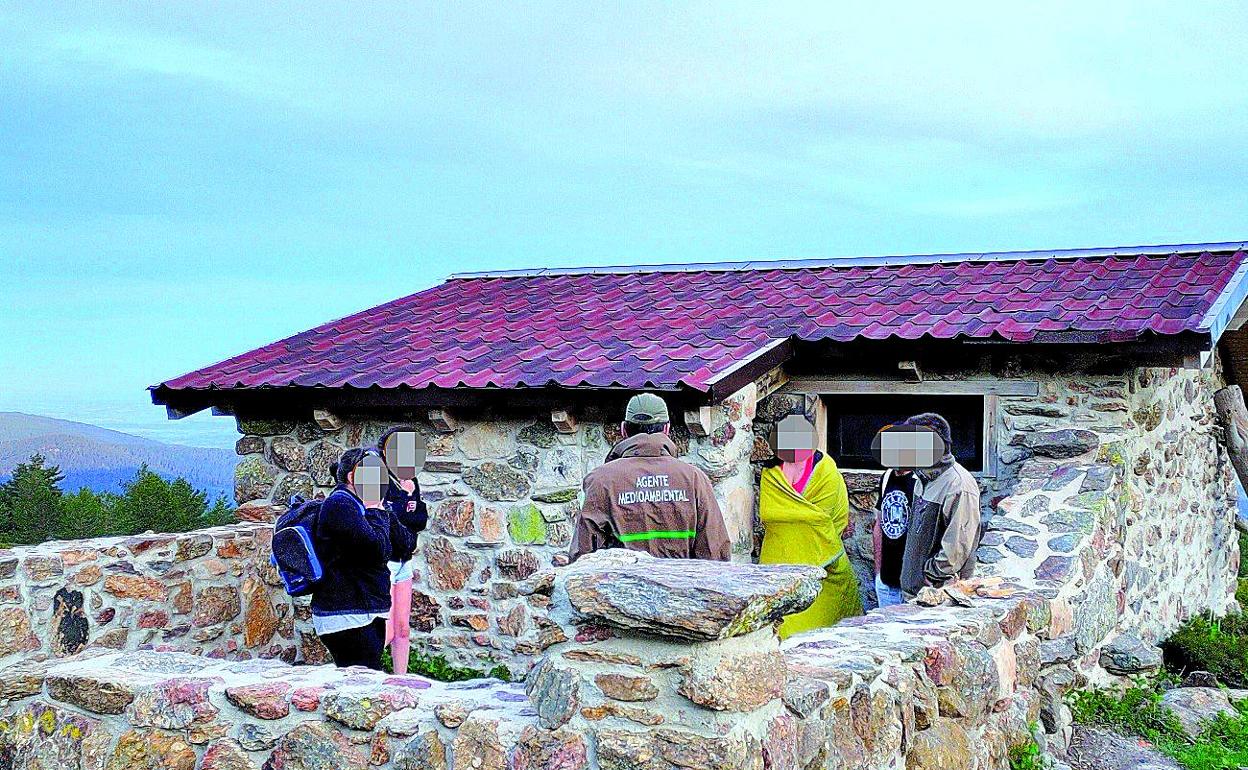 Un agente medioambiental conversa con los infractores en una imagen facilitada por la Junta. 