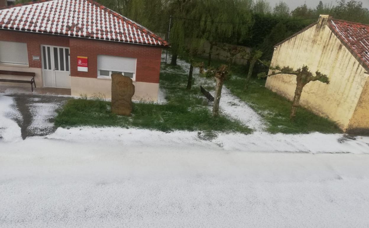 El granizo tiñe de blanco la calle.