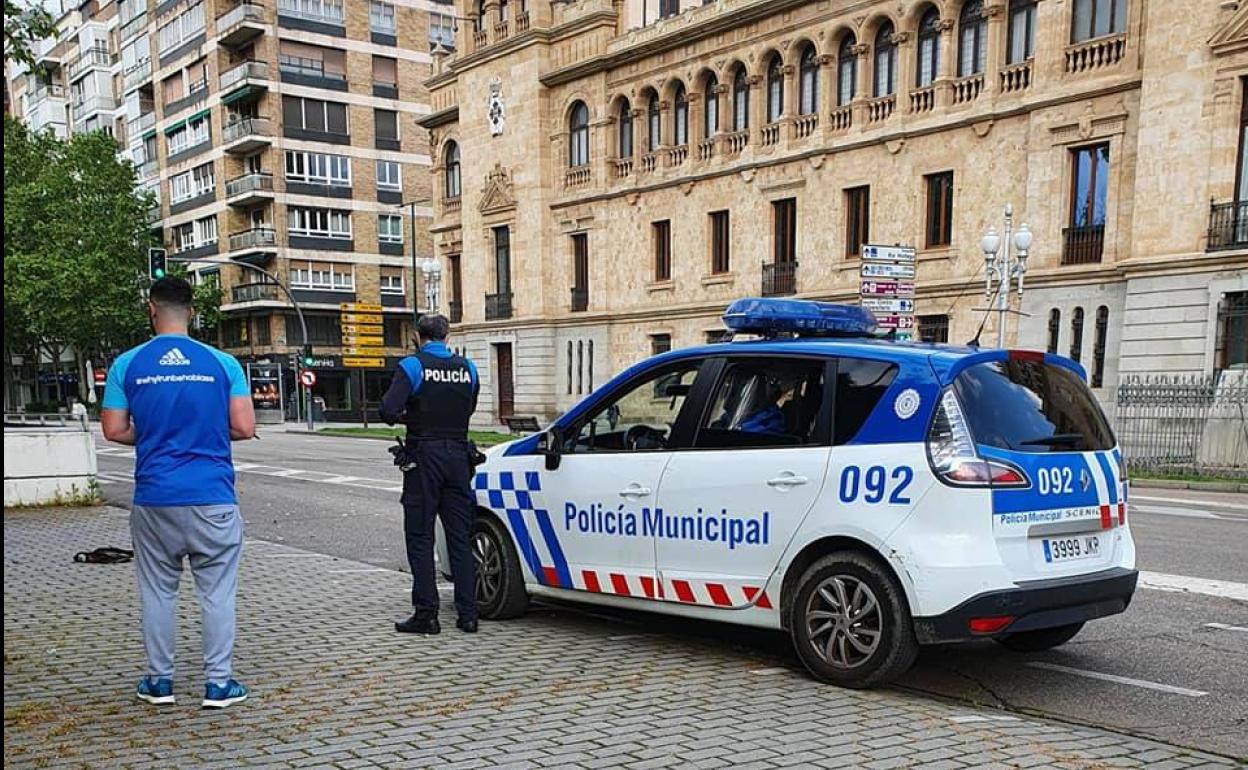 Agentes de la Policía Local, en el lugar de los hechos esta mañana. 