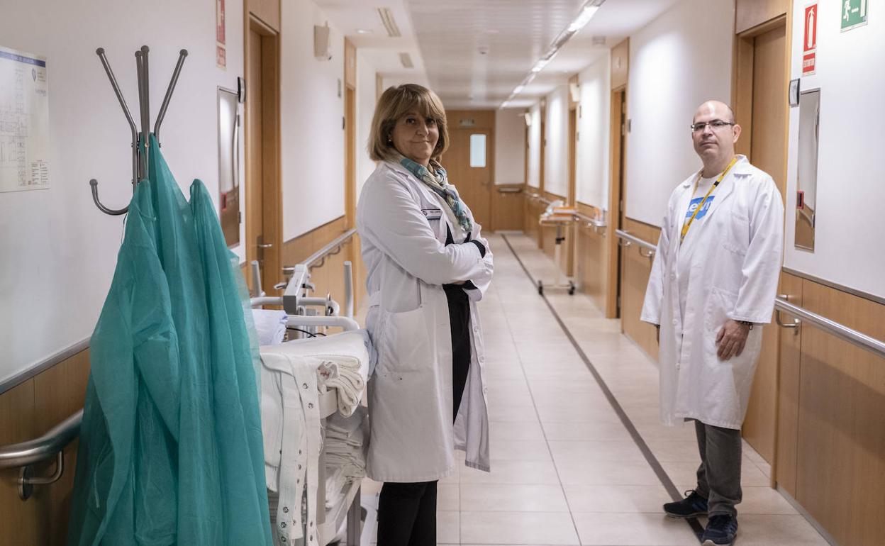 Los doctores Carmen López y Óscar Martín, en el Benito Menni. 