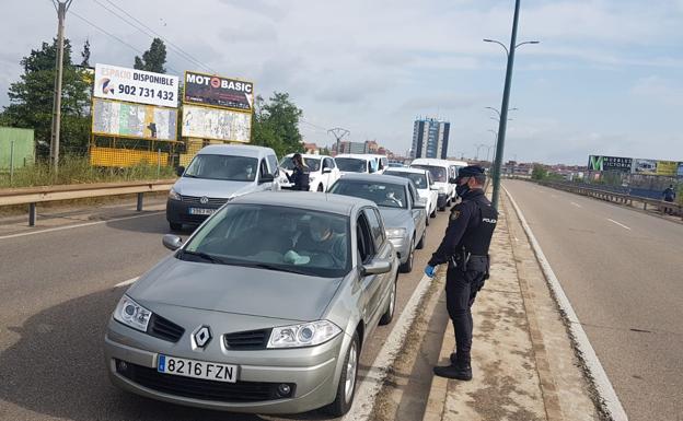 Un control policial provoca importantes retenciones en la carretera de Madrid