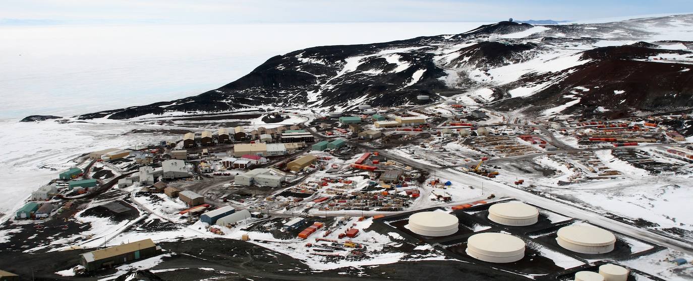 Estación McMurdo | Construida en plena Antártida, en la Isla de Ross, concentra más población que todo el continente (con algo más de 1.200 residentes) y se utiliza como base de investigación científica. Aunque su ubicación hace bastante complicado llegar a ella.