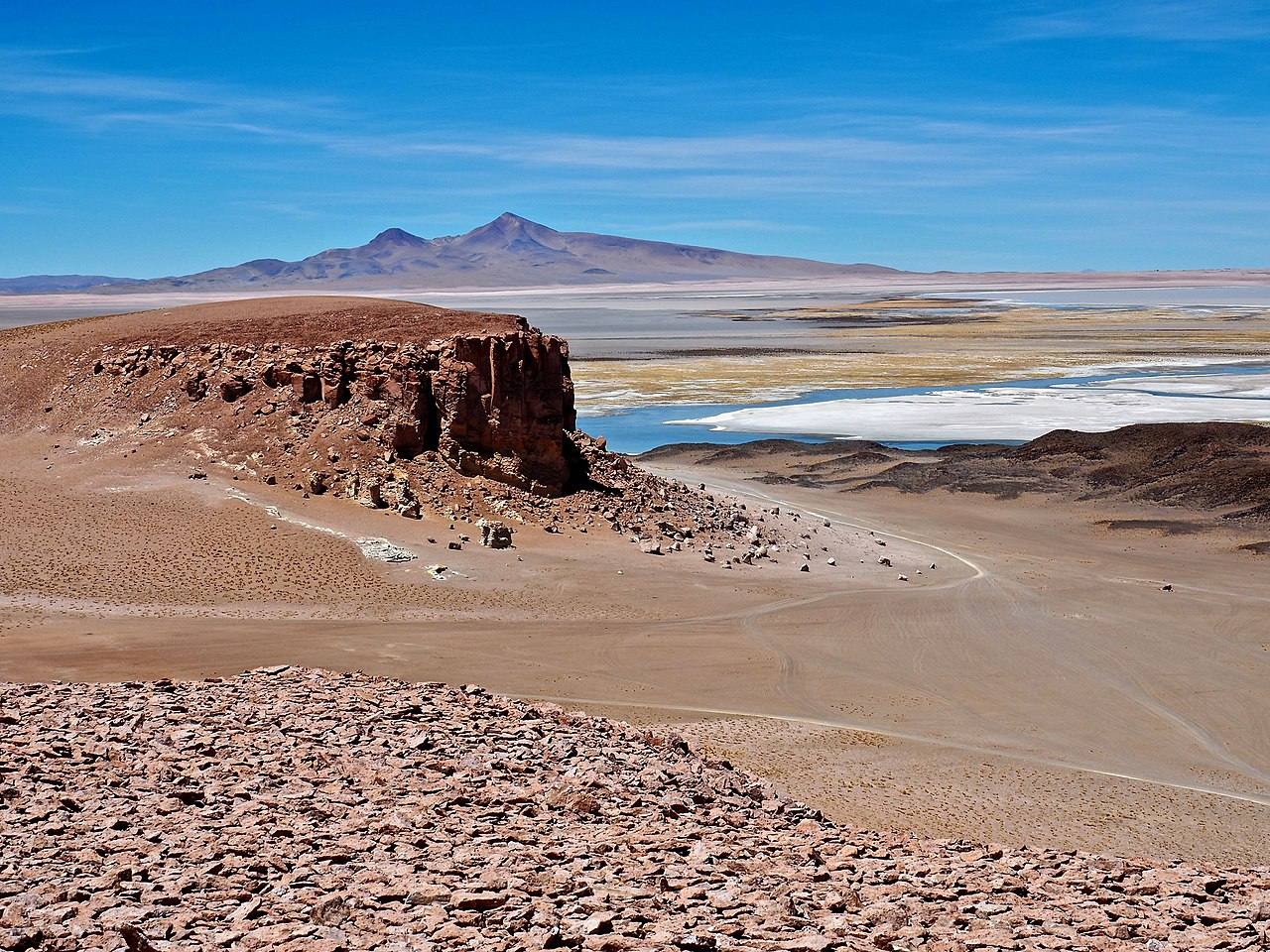 Desierto de Atacama | Situado en Chile, es el lugar más seco del mundo y también uno de los más adversos. Durante el día puede alcanzar los 50ºC y las temperaturas bajan hasta los -20ºC por la noche.