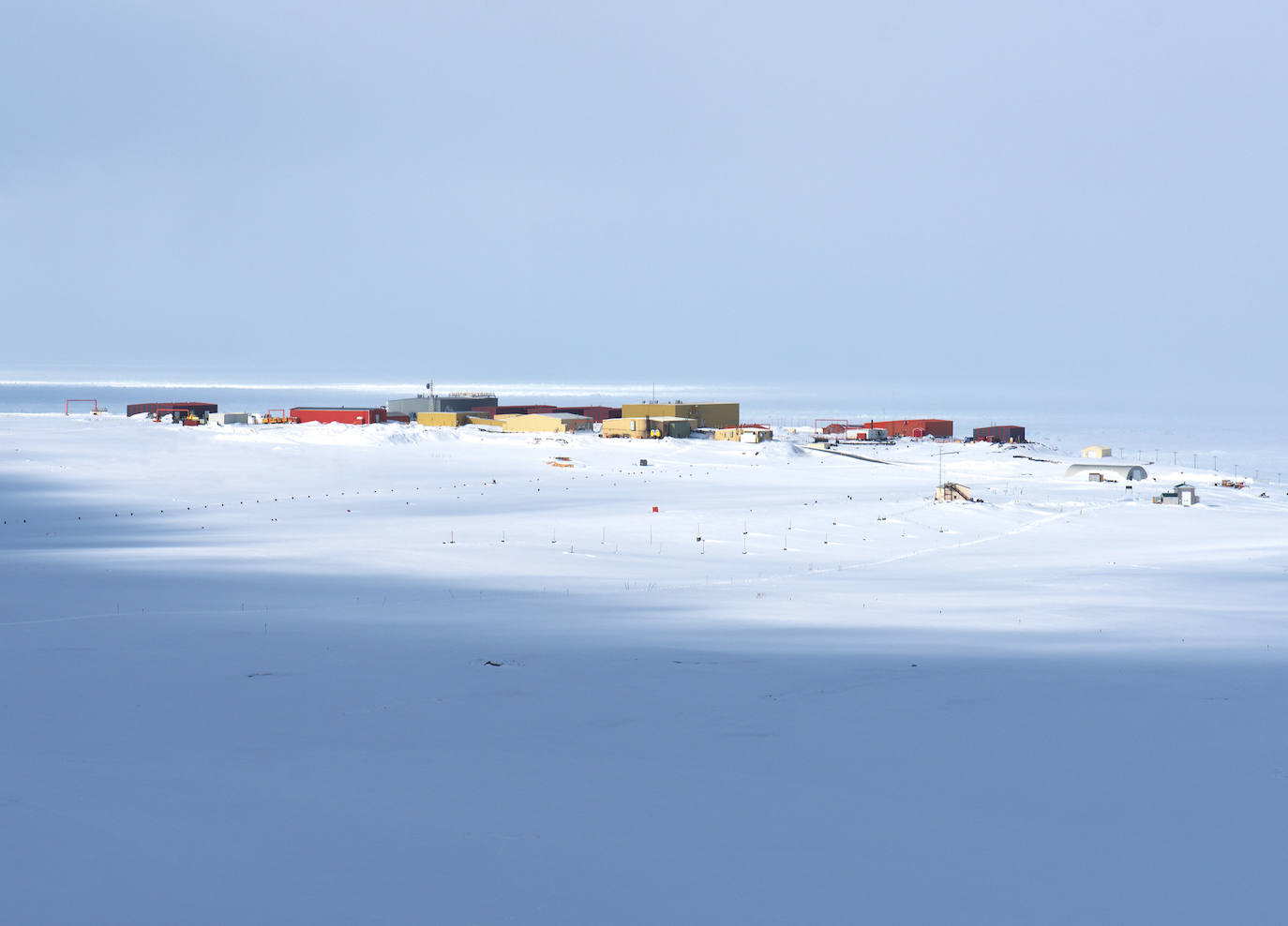 Alert Nunavut | Un pequeño asentamiento en Canadá que según su censo de 2006, tiene sólo seis habitantes. Se encuentra a más de 2.000 kilómetros de distancia del pueblo más cercano y está cubierto de nieve todo el año, a excepción de dos meses.