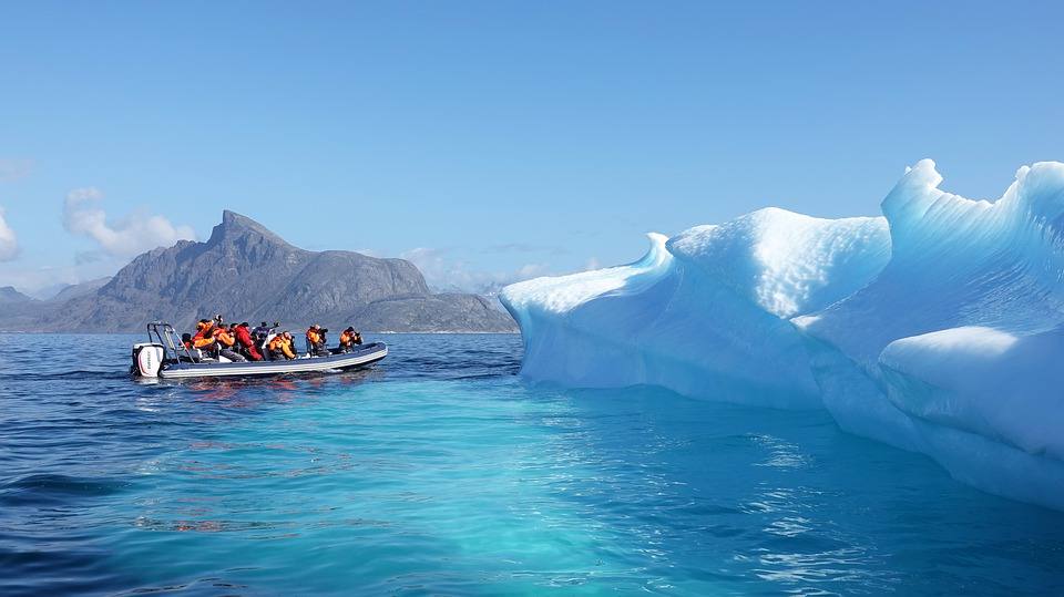 Groenlandia | Esta enorme isla alberga un glaciar con más de dos millones de kilómetros cuadrados y cuenta con un clima totalmente polar. Llegar a algunas de sus zonas es toda una aventura, como a la ciudad Ittoqqortoormiit, que sólo se puede visitar en determinados meses del año y con barco u helicóptero.