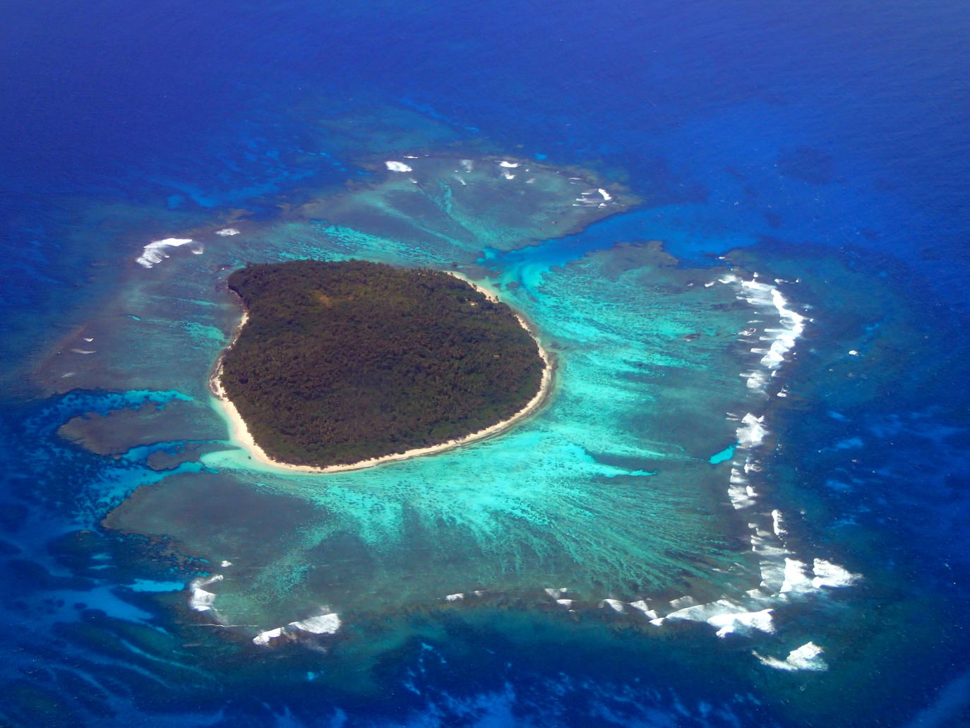 Tonga | 176 islas polinesias agrupadas en cuatro archipiélagos, a unos 2.000 kilómetros de Nueva Zelanda. Su conjunto aglutina una naturaleza impactanta con la cultura ancestral de la zona.