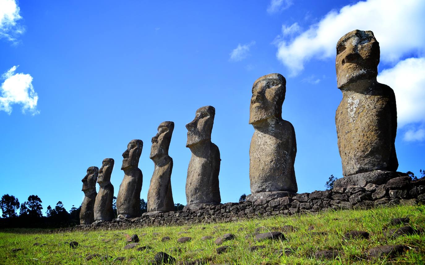 Isla de Pascua | Se encuenra en Chile y es la isla más alejada de un punto de tierra firme. Se caracteriza por estos moais, unas misteriosas y antiguas formaciones rocosas que llenan todo el lugar.