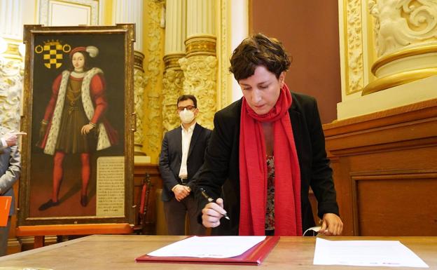 María Sánchez, portavoz de Valladolid Toma la Palabra, durante su firma. 