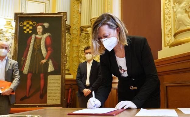 Imagen principal - Los portavoces del PP, Pilar del Olmo; del PSOE, Pedro Herrero; y de Ciudadanos, Martín Antolín, durante la firma del pacto.