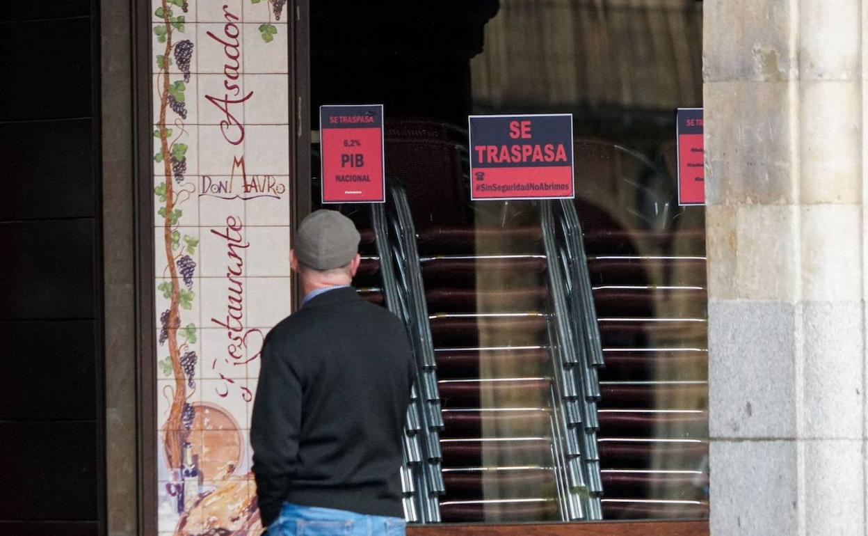 Carteles reivindicativos con el lema 'Se traspasa' en un restaurante de la capital salmantina. 