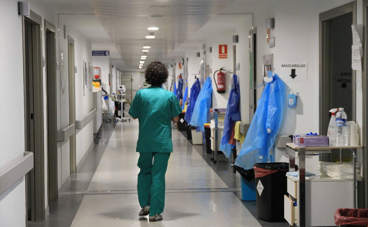 Pasillo en el interior del Hospital General de Segovia, que está readaptando sus instalaciones a la desescalada. 