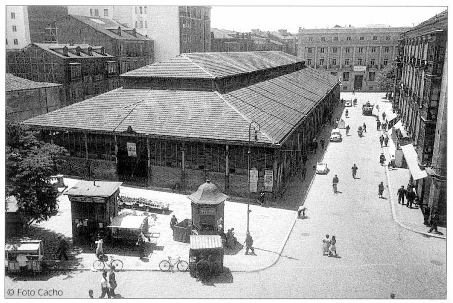 El antiguo mercado, con el edificio del Banco de