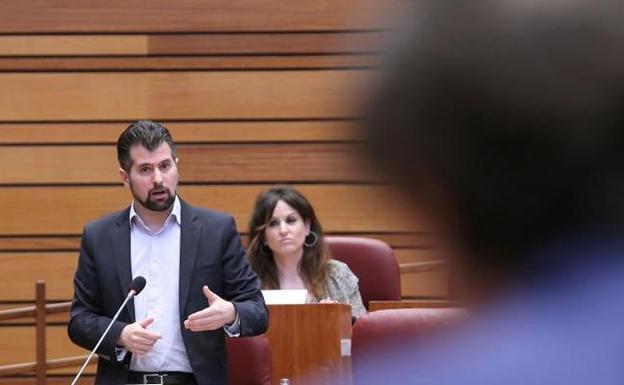 Luis Tudanca interpela a Alfonso Fernández Mañueco en el pleno de las Cortes.