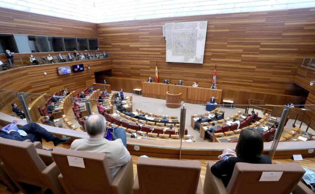 Procuradores en el pleno celebrado en las Cortes, en el hemiciclo y la tribuna de invitados.