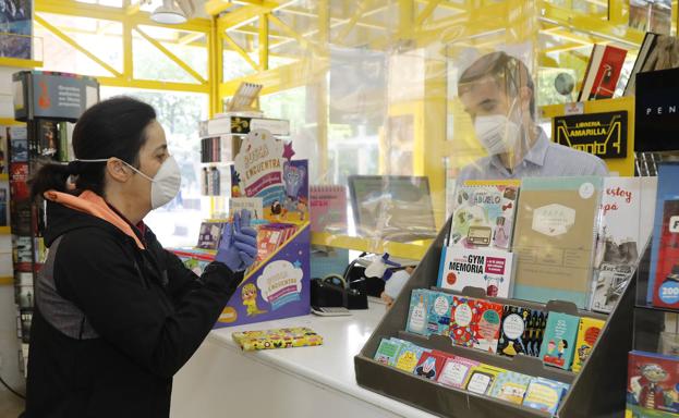 Una mujer compra un libro en una librería del Paseo del Salón. 