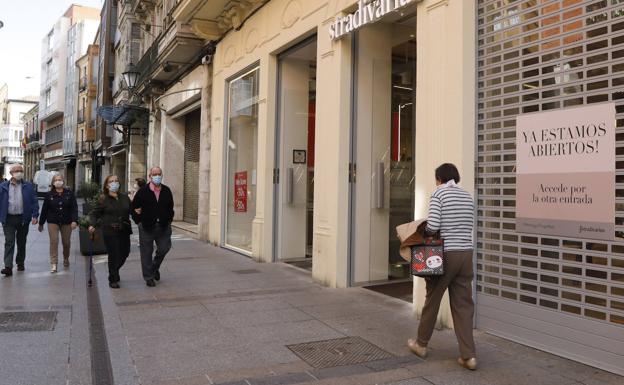 Tienda de una cadena de ropa que ya se encuentra abierta, con cita previa. 