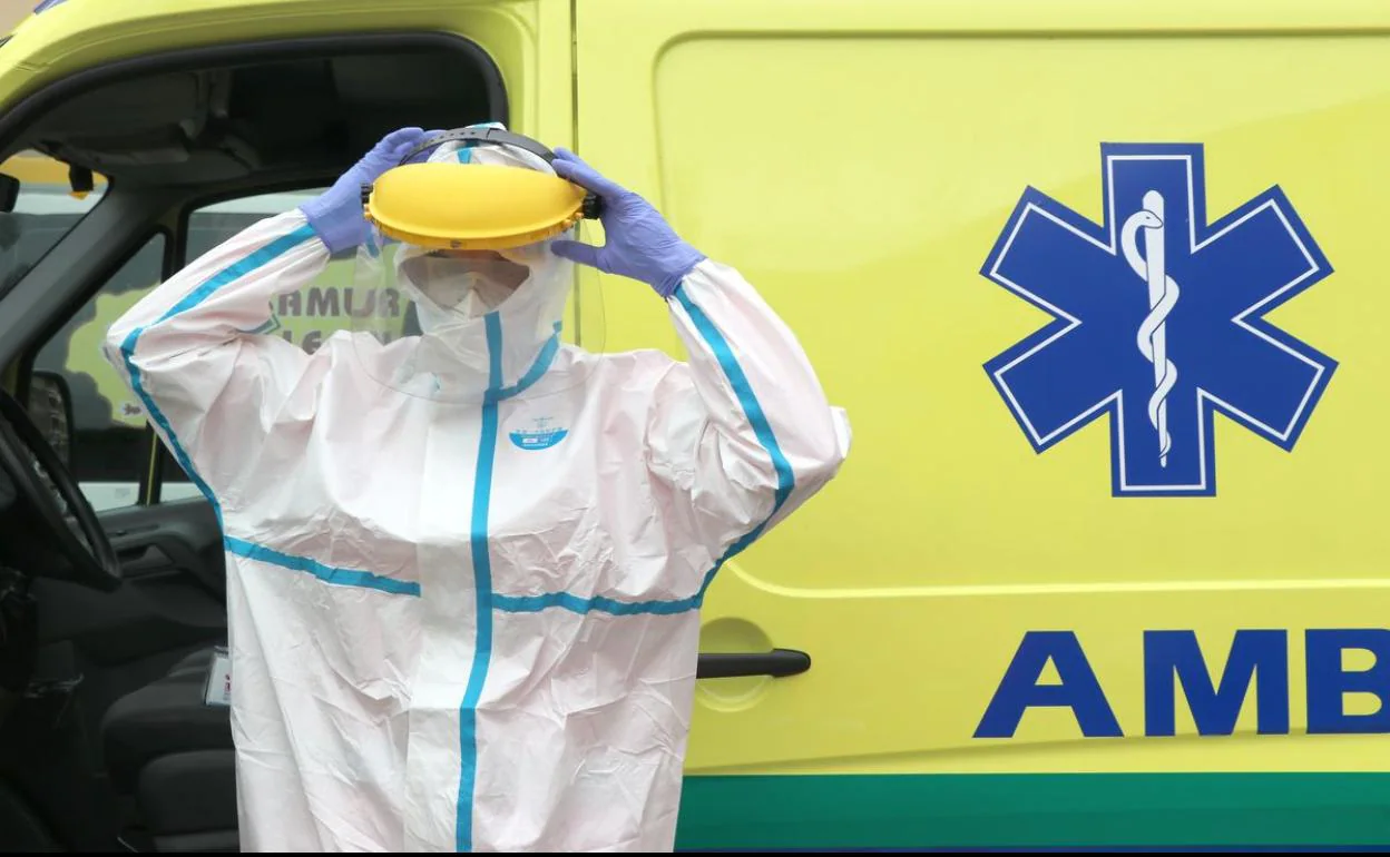 Un técnico de ambulancia se coloca el EPI con el que debe acudir ahora a urgencias de la covid.