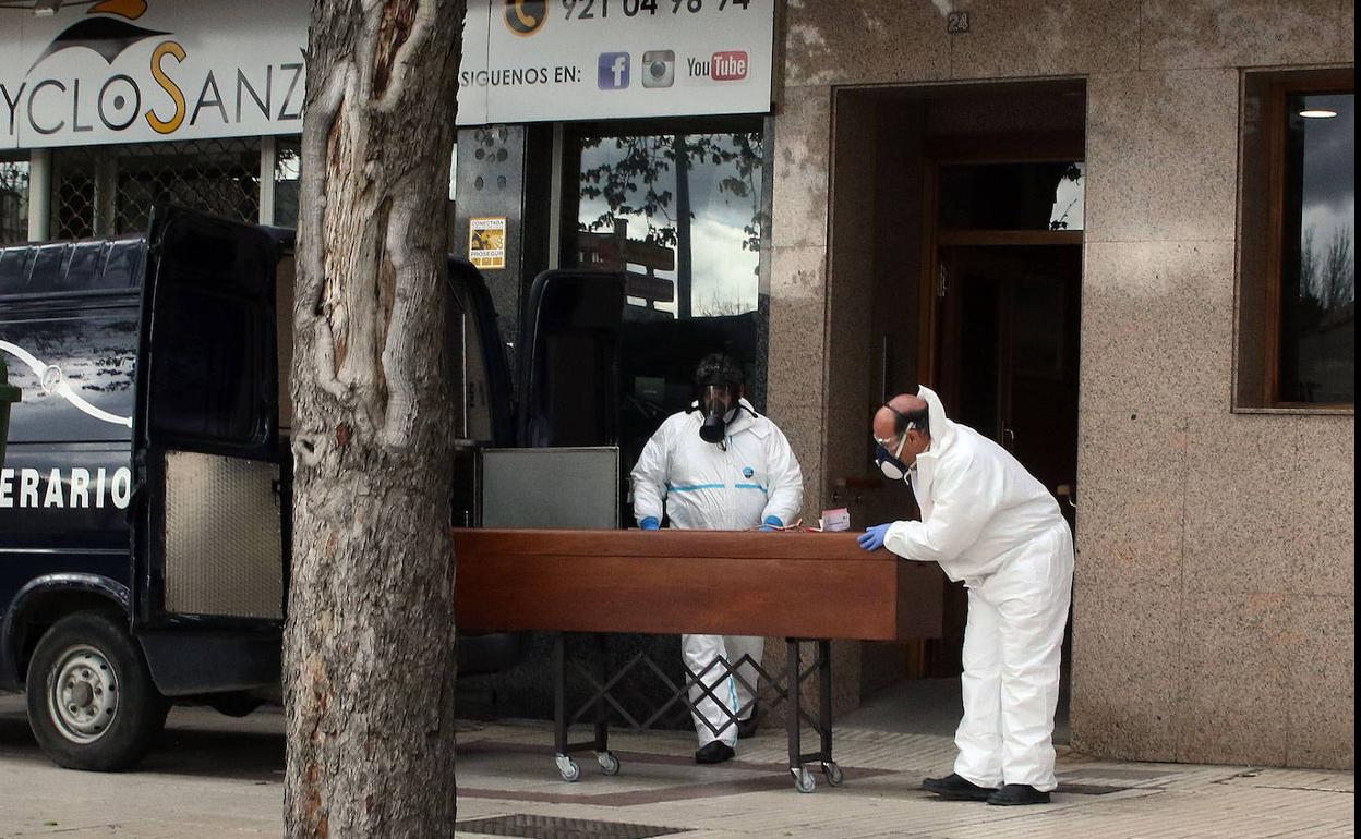 Empleados de la funeraria sacan un féretro durante la crisis del coronavirus en Segovia. 