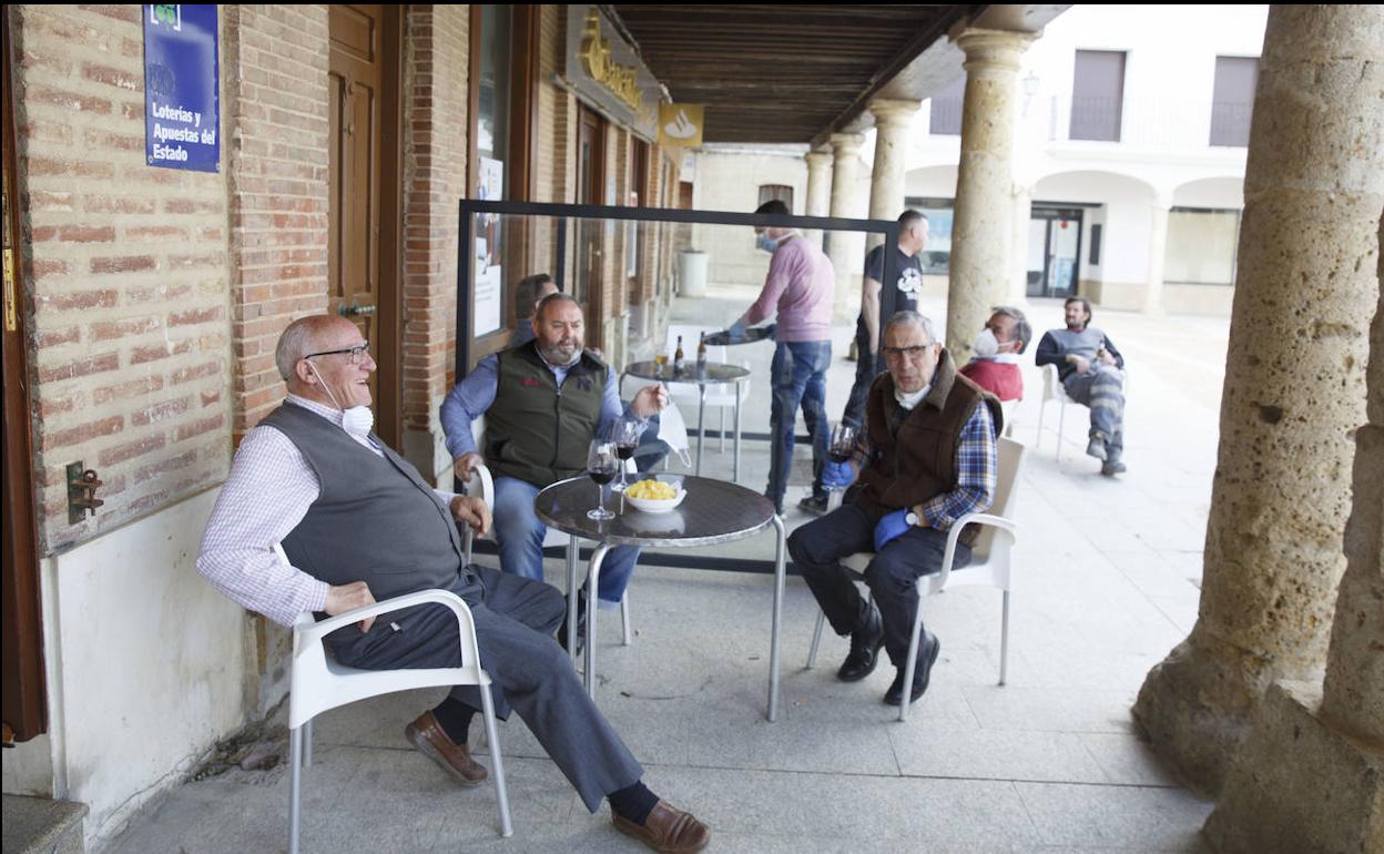 Claudio Infestas, Libino Iglesias y Miguel Casado, ayer al mediodía en una terraza de Villalpando. 
